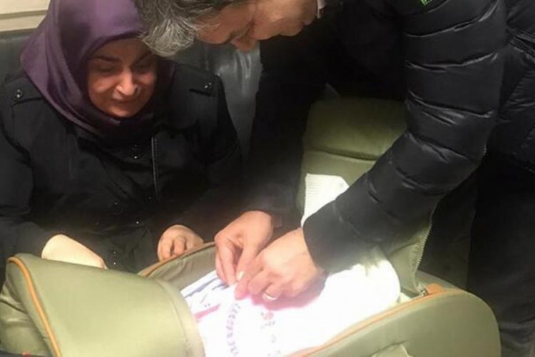 Yeni doğmuş bebeği apartman girişine bıraktılar!