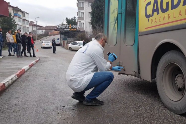 Halk otob&uuml;s&uuml;n&uuml;n kırılan kapısından d&uuml;şt&uuml;