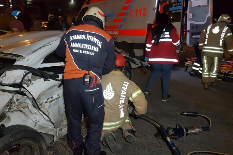 Hurdaya d&ouml;nen otomobildeki 2 kişi yaralandı