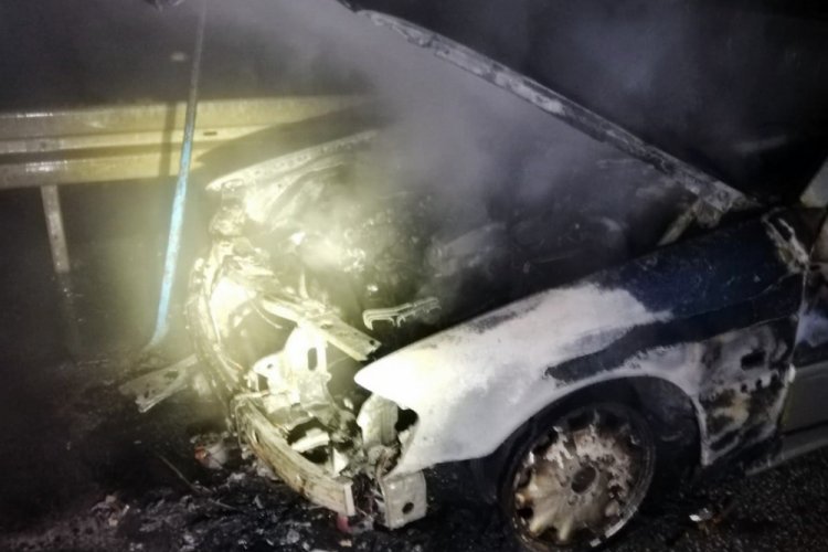 Seyir halindeki otomobil alev alev yandı