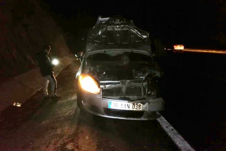Yola fırlayan domuza &ccedil;arpan otomobil kullanılamaz hale geldi