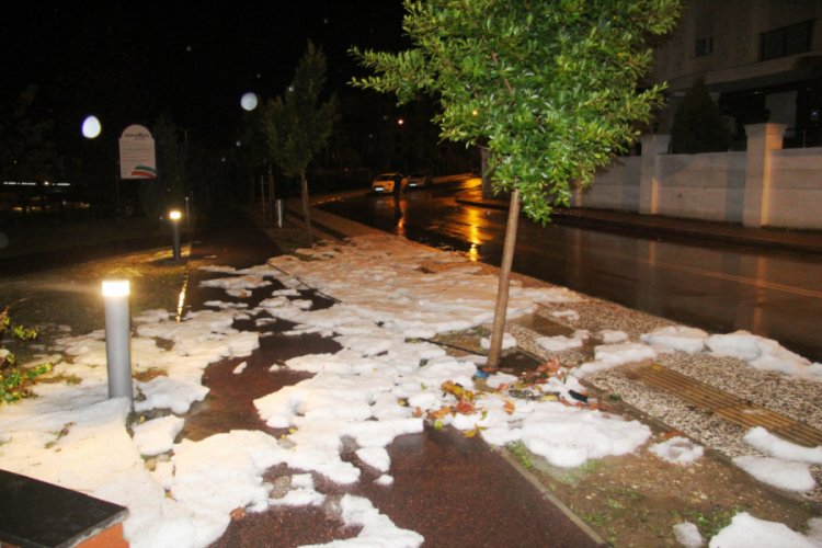 Antalya beyaza b&uuml;r&uuml;nd&uuml;, herkes kar yağdı sandı