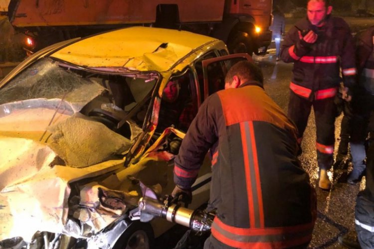 2 araca &ccedil;arpan otomobilin s&uuml;r&uuml;c&uuml;s&uuml; kabin i&ccedil;inde sıkıştı