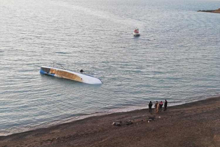 Van G&ouml;l&uuml;'nde d&uuml;zensiz g&ouml;&ccedil;menleri taşıyan tekne battı