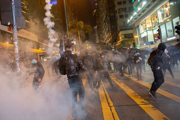 Hong Kong'da protestolar Noel akşamında da devam etti