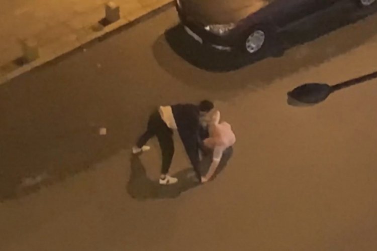 S&uuml;r&uuml;c&uuml;lerin yol ortasındaki kavgası kamerada