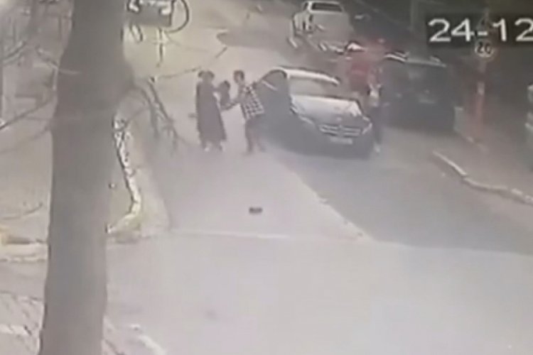 Yola fırlayan &ccedil;ocuğa otomobil b&ouml;yle &ccedil;arptı