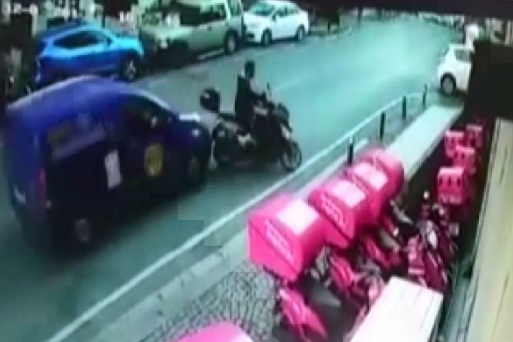 Caddede "U" d&ouml;n&uuml;ş&uuml; yapan motosikletli kuryeye hafif ticari ara&ccedil; &ccedil;arptı