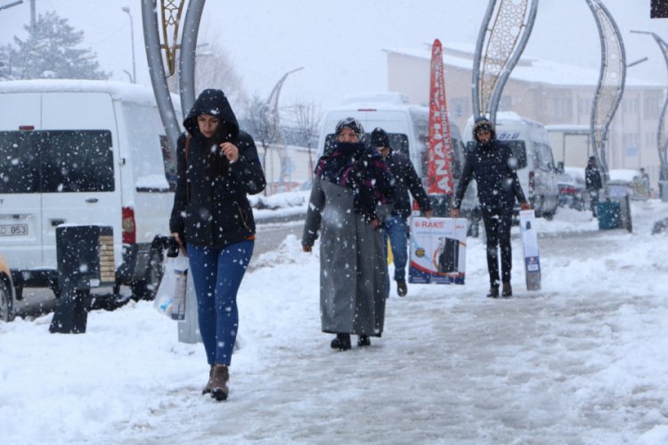 Hakkari'de 24 k&ouml;y ve 51 mezra yolu ulaşıma kapandı
