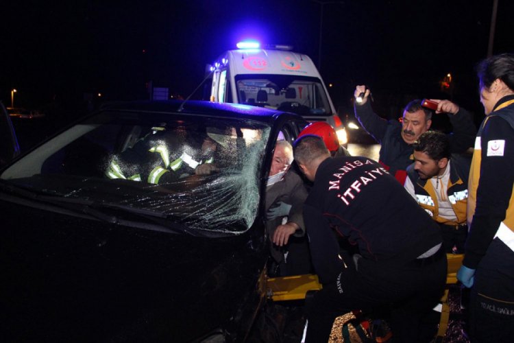 Minib&uuml;s ile &ccedil;arpışan otomobilin s&uuml;r&uuml;c&uuml;s&uuml; ağır yaralandı