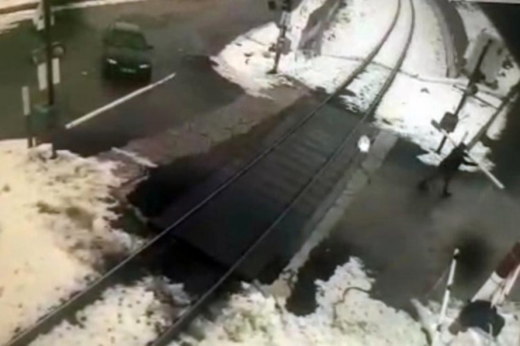 S&uuml;r&uuml;c&uuml; trenin ge&ccedil;işini beklememek i&ccedil;in bariyeri kırdı