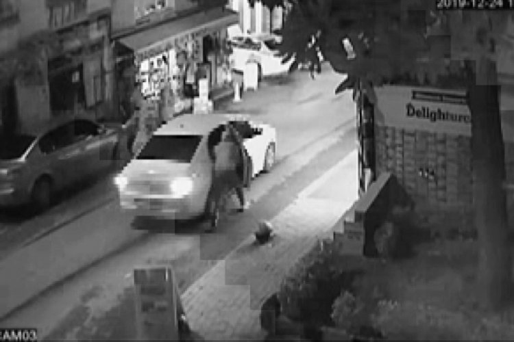 Hırsızlar turisti ve &ccedil;ocuğunu yerde s&uuml;r&uuml;kledi