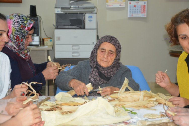 Zahide nine, unutulmaya y&uuml;z tutmuş sanatı &ouml;ğretiyor