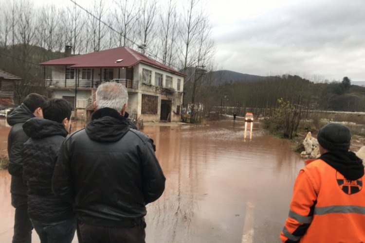 Dere taştı, Bartın- Kastamonu yolu ulaşıma kapandı