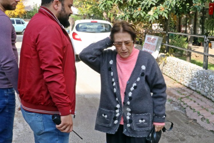 Yaşlı kadını yumruklayarak kapka&ccedil; yapmaya &ccedil;alıştılar