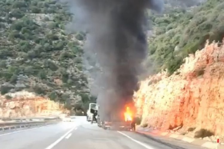 Lastiği patlayan &ccedil;imento y&uuml;kl&uuml; tır alev alev yandı