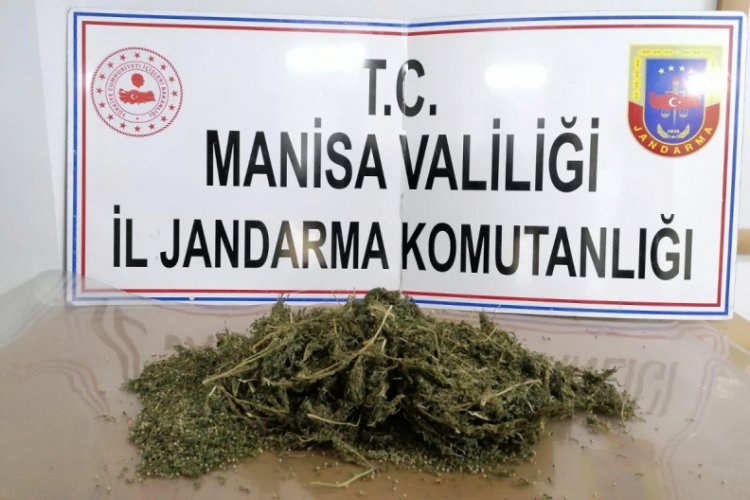 Korkudan esrar poşetini yola fırlattılar