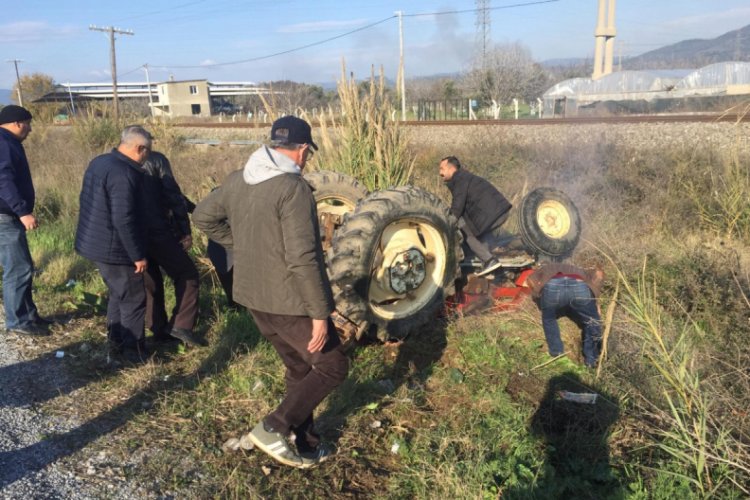 Kamyonetin &ccedil;arptığı trakt&ouml;r şarampole yuvarlandı