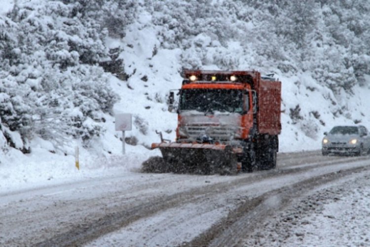 52 k&ouml;y yolu ara&ccedil; ulaşımına kapandı
