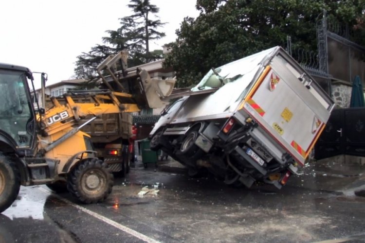 Kamyonda taşınan sac kamyonete ok gibi saplandı