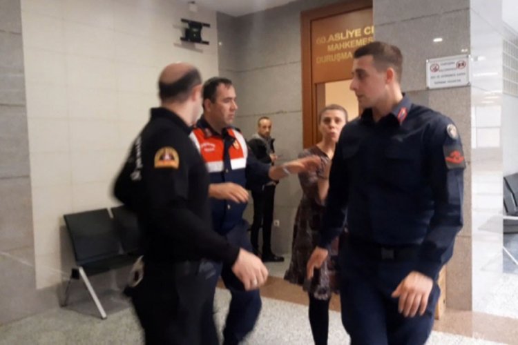 Baş&ouml;rt&uuml;l&uuml; kızlara saldıran sanık hakim karşısında