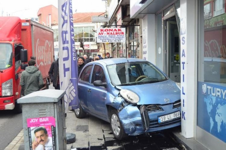 Panikledi, fren yerine gaza bastı