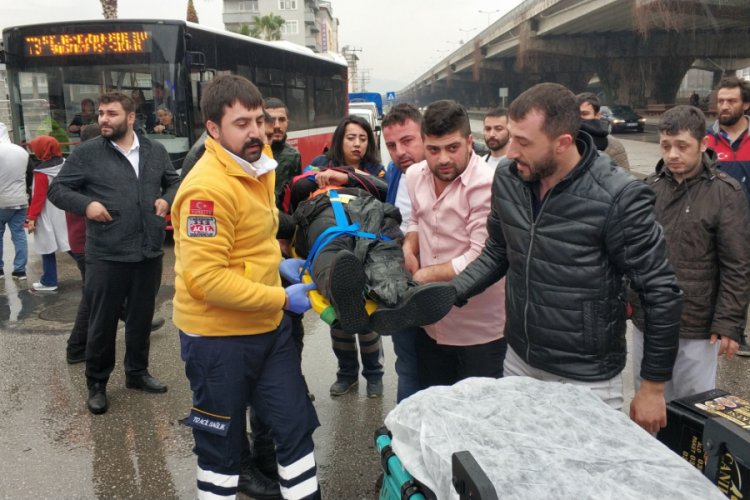 Motosikletli kurye ile otomobil &ccedil;arpıştı