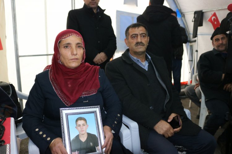 Ter&ouml;ristler tarafından ka&ccedil;ırılan Okan G&ouml;kkuş'un babası, oğlu i&ccedil;in oturma eylemine başladı