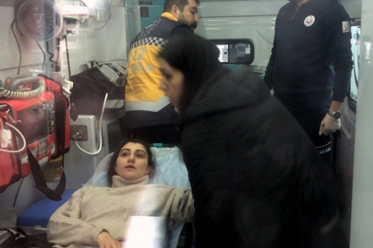 Yolda y&uuml;r&uuml;yen kadın, saldırıya uğradı