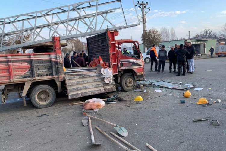 İş makinesi ile kamyonet &ccedil;arpıştı