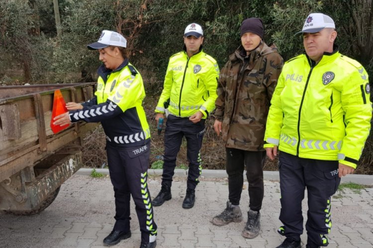 Karayollarında trakt&ouml;r r&ouml;morklarına reflekt&ouml;r takıldı