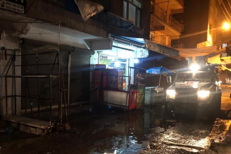 Marketten alışveriş yapan bir kişi kurşunların arasında kaldı