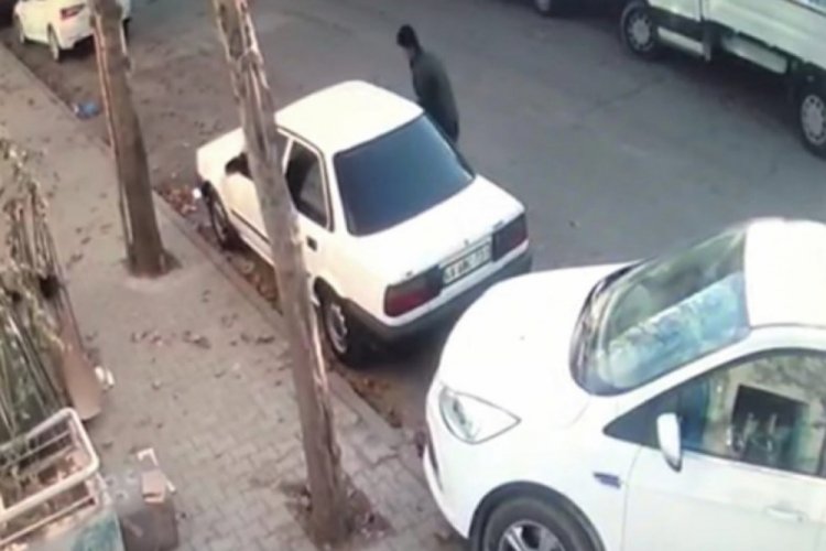 İş yeri &ouml;n&uuml;ndeki otomobilden c&uuml;zdan &ccedil;aldılar