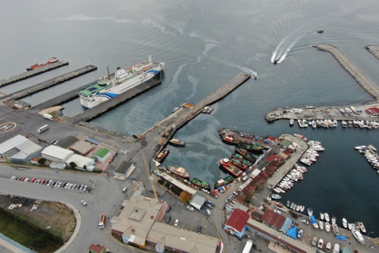 İstanbul Boğazından ge&ccedil;iş i&ccedil;in bekleyen gemiler g&ouml;r&uuml;nt&uuml;lendi