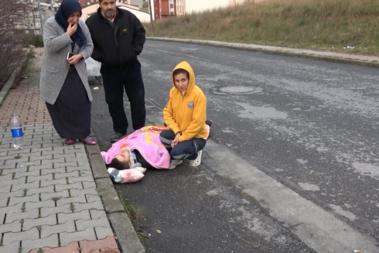 Evden getirdiği battaniyeyi yaralının &uuml;st&uuml;ne &ouml;rtt&uuml;