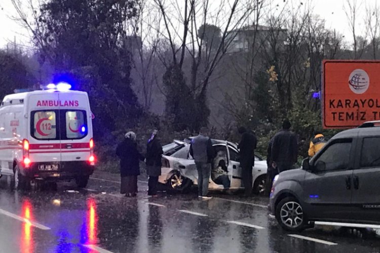 Direksiyon hakimiyetini kaybetti 2 kişi yaralandı