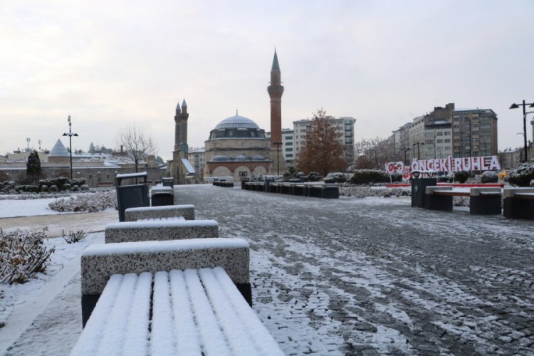 Kar yağışı etkili oldu, 61 k&ouml;y ile ulaşım kesildi