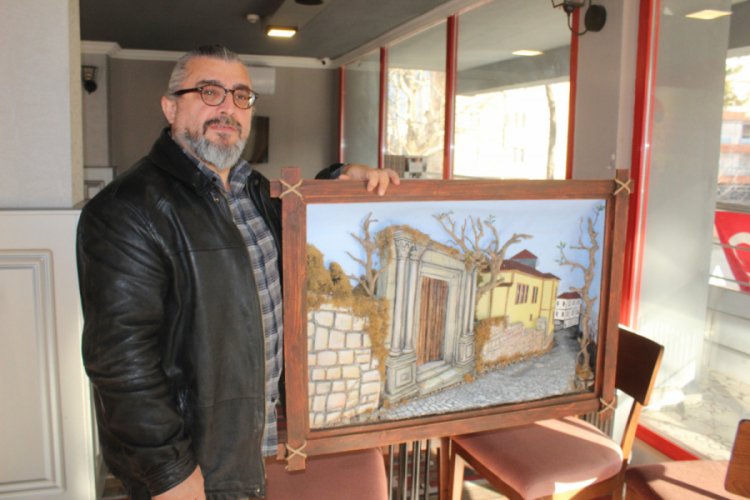 &Ccedil;&ouml;pleri sanat eserine d&ouml;n&uuml;şt&uuml;r&uuml;yor