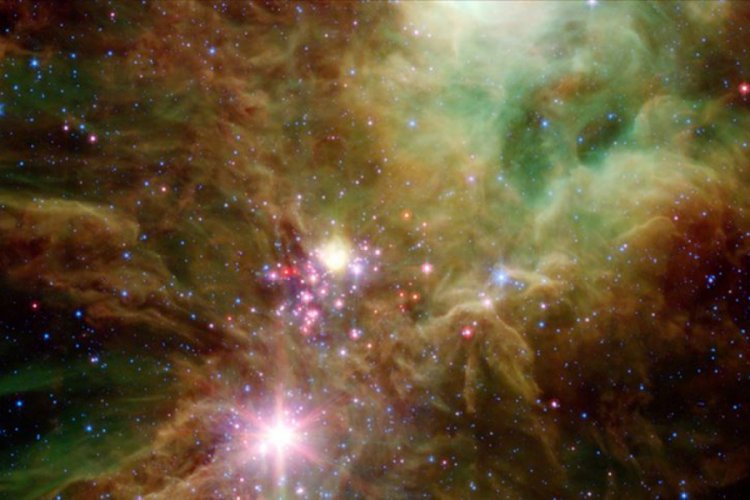 NASA'nın Spitzer Teleskobu Yılbaşı Ağacı Yıldız K&uuml;mesi'ni fotoğrafladı