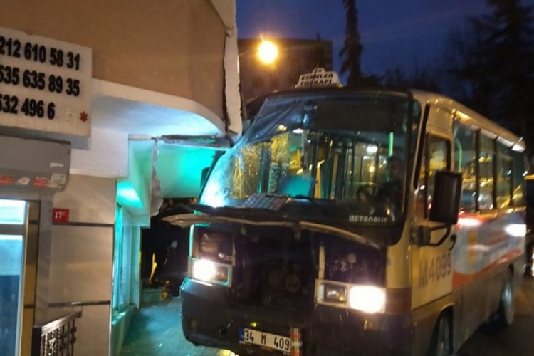 Freni tutmayan minib&uuml;s duvara &ccedil;arptı: 3 yaralı