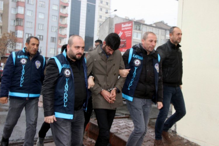 Dolandırıcılara paraları balkondan attı