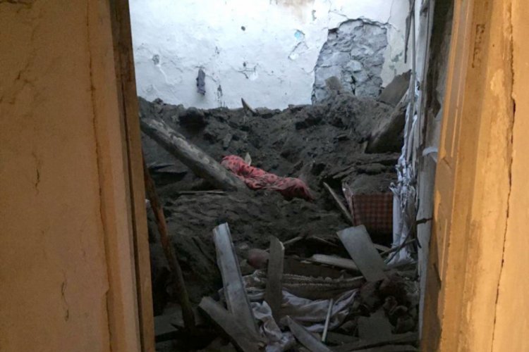 Kerpi&ccedil; evin tavanı &ccedil;&ouml;kt&uuml;; 3 &ccedil;ocuk yaralandı