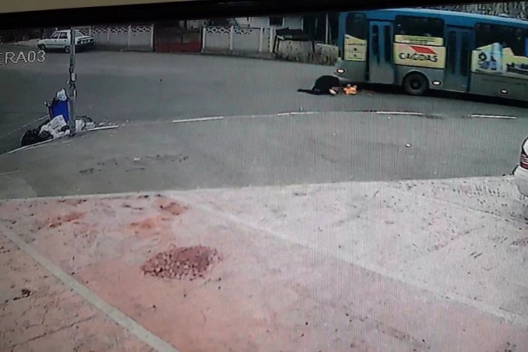 Otob&uuml;sten d&uuml;şen kadın hayatını kaybetti
