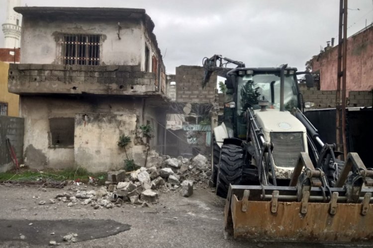Tehlike oluşturan metruk binalar yıkılıyor