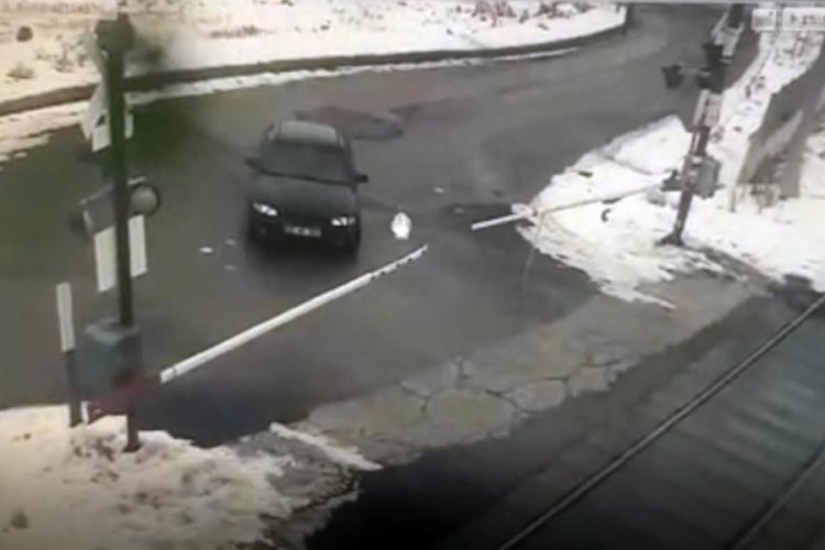 Trenin ge&ccedil;işini beklememek i&ccedil;in bariyerleri kıran s&uuml;r&uuml;c&uuml; tutuklandı