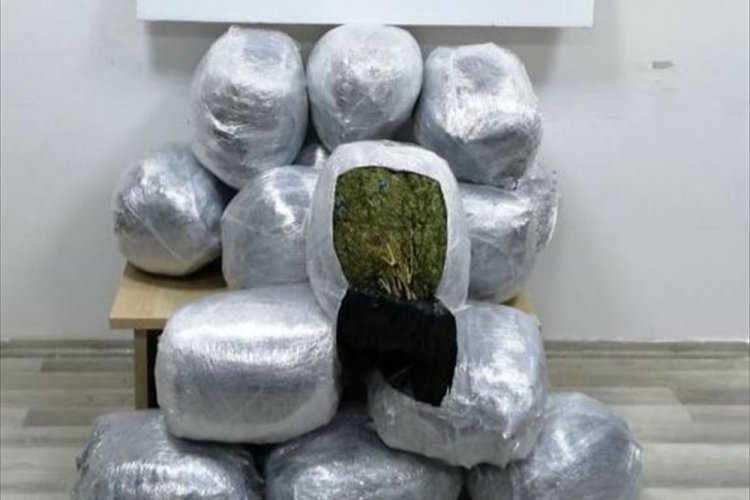 'Dur' ihtarına uymayan ara&ccedil;ta 72 kilo 169 gram esrar ele ge&ccedil;irildi