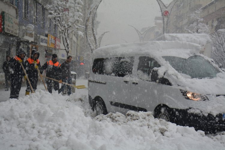 Kent genelinde 95 k&ouml;y ve 216 mezra yolu ulaşıma kapandı