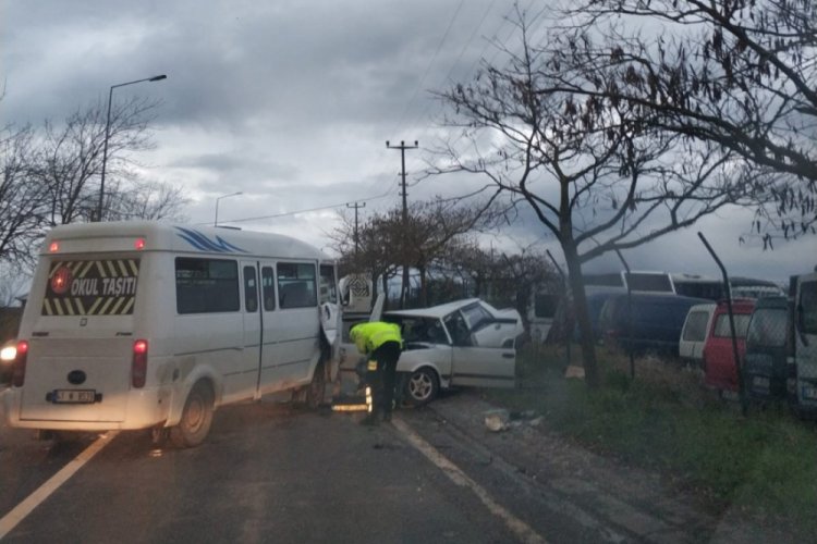 Okul servisi ile otomobil &ccedil;arpıştı