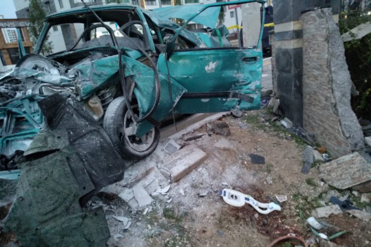 Ortaokul &ouml;ğrencisi otomobille makas atarken duvara &ccedil;arptı: 3 &ouml;l&uuml;