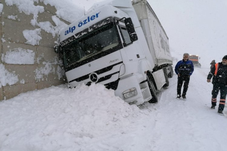 161 k&ouml;y yolu kapandı, iki il&ccedil;ede taşımalı eğitime ara verildi